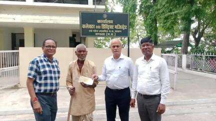 मंडला: ग्राम चौगान के असहाय वृद्ध छोटेलाल को मिली आर्थिक सहायता, अपर कलेक्टर राजेंद्र ने कलेक्ट्रेट में दिया चेक