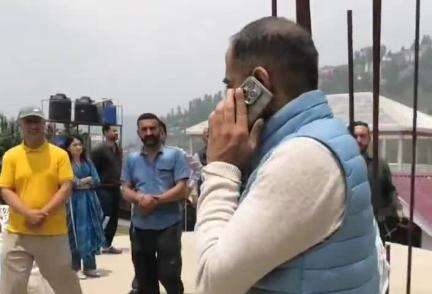 शिमला ग्रामीण: ढली के पास भूस्खलन से प्रभावित क्षेत्र का निरीक्षण मंत्री अनिरुद्ध सिंह ने किया