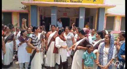 धामपुर: धामपुर के प्राथमिक स्वास्थ्य केंद्र पर चिकित्सक पर अभद्र व्यवहार का आरोप, आशा कार्यकत्रियों ने किया धरना