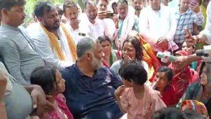 राजपुर: अहियापुर गांव में तिहरे हत्याकांड के बाद पूर्णिया सांसद पप्पू यादव शोकाकुल परिजनों से मिलने पहुंचे