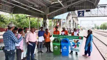 प्लास्टिक से परहेज करें!

विश्व पर्यावरण पखवाड़ा के अंतर्गत पंजाब के बठिण्डा जं. और उत्तर प्रदेश के अमेठी रेलवे स्टेशन पर रेलकर्मियों द्वारा यात्रियों को सिंगल यूज प्लास्टिक का उपयोग न करने के लिए जागरूक किया गया।#railminindia