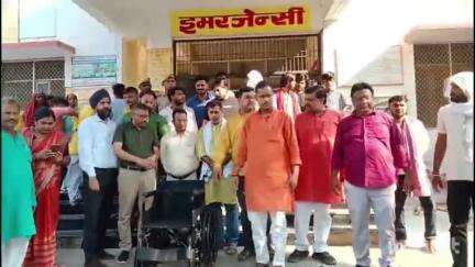 बलिया: समाजसेवी की पुण्यतिथि पर बलिया जिला व महिला अस्पताल को समर्पित किए गए तीन व्हीलचेयर और पांच स्ट्रेचर