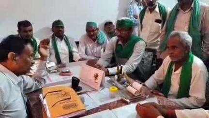 फर्रुखाबाद: नेकपुर में जिला कार्यालय पर सहकारी समितियों के लिए खरीफ की बुवाई से पहले खाद की उपलब्धता को लेकर हुई बैठक