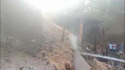 जौरा: जौरा शहर के वार्ड क्रमांक 12, पंचमुखी हनुमान गली में अज्ञात कारणों से भूसे के कूप में भीषण आग