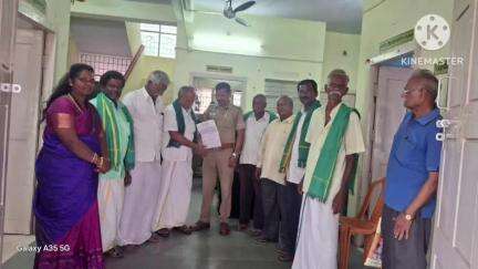 நாட்றாம்பள்ளி: வாரசந்தையில் அதிகபடியான சுங்க கட்டணம் வசூலிக்கப்படுவதால் விவசாயிகள் சங்கத்தினர் காவல் நிலையத்தில் புகார் மனு
