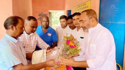 चकिया पिपरा: उत्क्रमित मध्य विद्यालय अंबेडकर नगर में विधायक ने वर्ग 1 से 5 तक के बच्चों के बीच बैग विथ एजुकेशनल डेस्क का वितरण किया