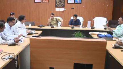 डुमरियागंज: जिलाधिकारी व पुलिस अधीक्षक सिद्धार्थनगर द्वारा कलेक्ट्रेट सभागार में अभियोजन कार्यों के संबंध में की गई गोष्ठी