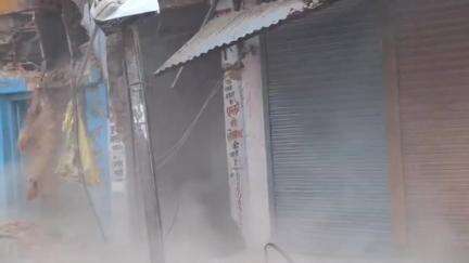 टीकमगढ़: कलेक्टर के निर्देश पर नालियों पर बनी अवैध दुकानों पर अतिक्रमण की कार्रवाई