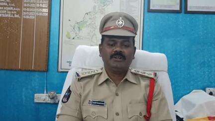 దిగువంత ముఖ్యమంత్రి ఎన్టీఆర్ జయంతి సందర్భంగా మీడియాతో చిత్తూరు టూ టౌన్ పోలీస్ స్టేషన్ సిఐ నెట్టి కంటయ్య