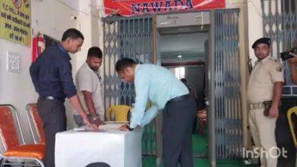 नवादा: सदर ब्लॉक स्थित ईवीएम एवं वीवीपैट की प्रथम स्तरीय जांच का जिला पदाधिकारी ने किया निरीक्षण