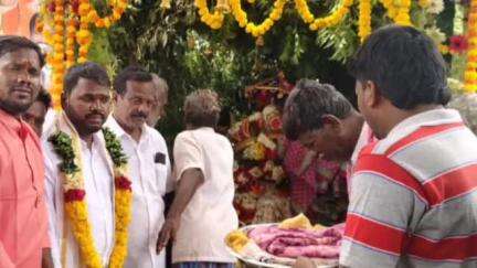 గంగాధర నెల్లూరు: కార్వేటి నగరం మండలంలో గంగ జాతరకు పట్టు వస్త్రాల సమర్పించిన ఏపీ మాల వెల్ఫేర్ కో-ఆపరేటివ్ కార్పొరేషన్ డైరెక్టర్ యుగంధర్