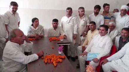 खेकड़ा: सांसद ने लोकल ट्रेन से यात्रा कर खेकड़ा रेलवे स्टेशन का निरीक्षण किया, यात्रियों की समस्याओं का आश्वासन दिया