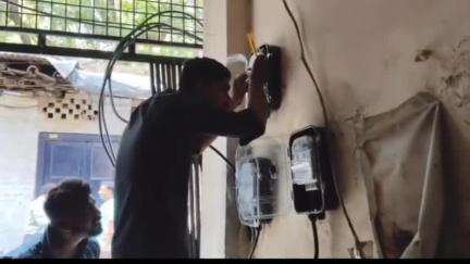 सोरांव: फाफामऊ क्षेत्र में बिजली विभाग ने की छापेमारी, पांच लोगों पर हुआ मुकदमा, ₹5 लाख की वसूली