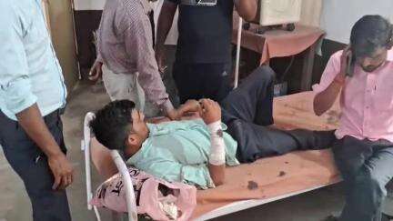 बिल्सी: नरैनी चौराहा पर काउंटर उठाते समय काउंटर का शीशा एक युवक के हाथ पर गिरा, युवक का हाथ कटा, परिजन अस्पताल लेकर पहुंचे