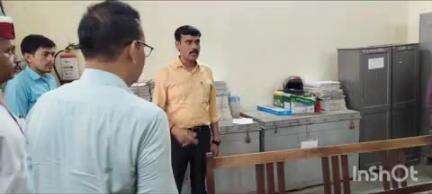 बलिया: जिलाधिकारी मंगला प्रसाद सिंह ने कलेक्ट्रेट का किया निरीक्षण