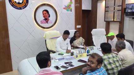 সিউড়ি ১: সিউড়িতে জেলা পরিষদে সভাধিপতির অফিস রুমে বিশেষ বৈঠকের আয়োজন ক্ষুদ্র শিল্প, বিদ্যুৎ ও অচিরাচরিত শক্তি দপ্তর নিয়ে