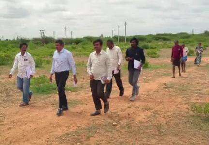 కళ్యాణదుర్గం: చెన్నంపల్లి గ్రామ సమీపంలో జవహర్ లాల్ నెహ్రూ నవోదయ పాఠశాల నిర్మాణం కొరకు స్థల పరిశీలన చేసిన ఆర్డీవో వసంత బాబు