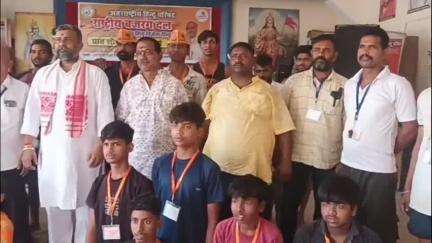 गिरिडीह: बरगंडा के SSVM में अंतर्राष्ट्रीय हिन्दू परिषद और राष्ट्रीय बजरंग दल का शौर्य प्रशिक्षण वर्ग चला