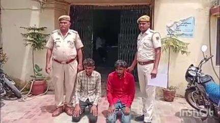અમીરગઢ: ગુજરાતમાં પ્રવેશે તે પહેલા પોલીસે લાખો રૂપિયાનો દારૂ પકડ્યો, અમીરગઢ નજીક માવલ ચેકપોસ્ટ પર પોલીસની મોટી કાર્યવાહી