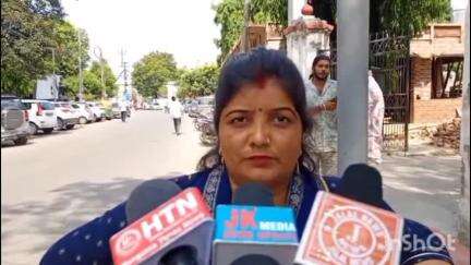 बरेली: बारादरी थाना क्षेत्र के हरुनगला की रहने वाली महिला ने थाना पुलिस पर हत्या के मामले में कार्रवाई न करने का आरोप लगाया