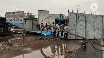 आगर: तेज हवा और बारिश से उज्जैन रोड पर पुराने टोल के पास गुमटियां उड़ीं, कई पेड़ गिरे