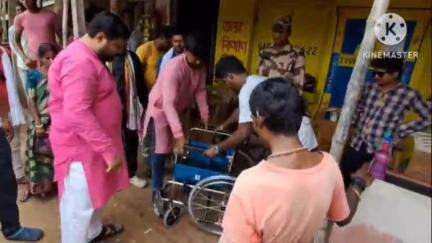 খানাকুল ১: কাবিলপুরে বিশেষভাবে সক্ষম গৃহবধূকে হুইল চেয়ার প্রদান করলেন বিধায়ক