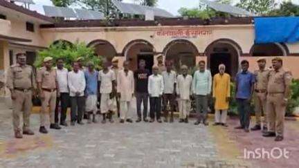 धौरहरा: ईसानगर कोतवाली पुलिस ने अलग-अलग मामलों में वारंटी चल रहे 12 अभियुक्तों को विभिन्न स्थानों से किया गिरफ्तार