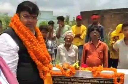 शोहरतगढ़: विधायक विनय वर्मा ने दुबौलिया में 120 मीटर इंटरलॉकिंग सड़क के निर्माण कार्य का किया लोकार्पण