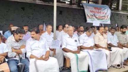 കോട്ടയം: നെൽ കർഷക സംരക്ഷണ സമിതി നടത്തിയ കളക്ടറേറ്റ് ധർണ തിരുവഞ്ചൂർ രാധാകൃഷ്ണൻ MLA ഉദ്ഘാടനം ചെയ്തു