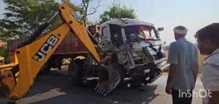 काराकाट: काराकाट थाना क्षेत्र के जमुआ पेट्रोल पंप के पास दो ट्रकों में हुई टक्कर, खलासी जख्मी