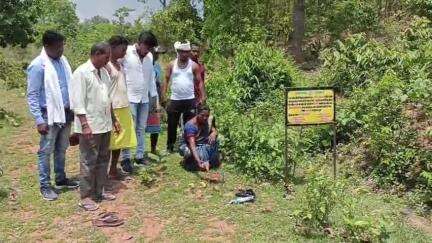 चक्रधरपुर: उटुटूवा गांव में जिला परिषद सदस्य मीना जोंको ने नाली निर्माण कार्य का किया शिलान्यास