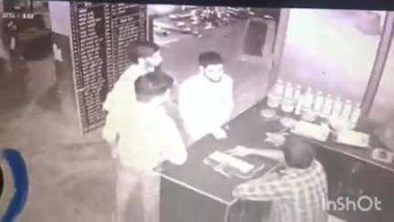 लखीमपुर: सीतापुर रोड पर स्थित जनता ढाबा में दबंगों का कहर, घटना सीसीटीवी में कैद, पुलिस को नहीं रहा दबंगों का डर