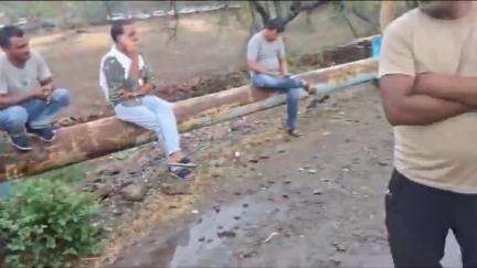 कनवास: दरा में तेज आंधी तूफान से कोटा-झालावाड़ मार्ग पर लगा संकेतक बोर्ड कार पर गिरा, कार हुई क्षतिग्रस्त
