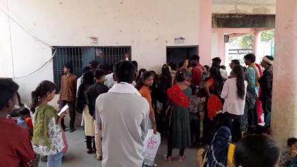 बरही: बरही नगर के आधार कार्ड सेंटर पर ग्रामीणों की उमड़ी भीड़, प्रशासन नहीं दे रहा ध्यान