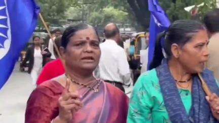 मुळशी: हगवणे कुटुंबियांच्या विरोधात बहुजन विकास महिला आघाडीच्या वतीने बांगड्या भिरकावत न्यायालयाच्या बाहेर आंदोलन