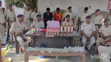 बंजरिया: झखिया चौक से पुलिस ने छापेमारी में बुधवार को बरामद की देशी व विदेशी शराब, दो पियक्कड़ हुए गिरफ्तार