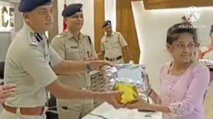বাঁকুড়া ১: পুলিশ লাইনে বাঁকুড়া জেলা পুলিশের উদ্যোগে মাধ্যমিক ও উচ্চমাধ্যমিকে কৃতী পড়ুয়াদের সংবর্ধনা দিলেন পুলিশ সুপার সহ অন্যরা