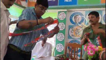 আউশগ্রাম ১: বাংলার ভোট রক্ষা অভিযানে ভালো কাজ করার জন্য আউশগ্রাম অঞ্চলের তৃণমূলের বুথ সভাপতিদের সংবর্ধনা দিলেন বিধায়ক