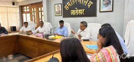 लातेहार: समाहरणालय सभागार में जिला समन्वय समिति की बैठक में विभागीय योजनाओं की समीक्षा की गई