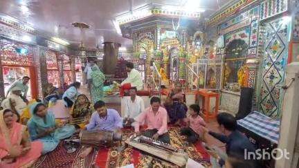 विदिशा नगर: विदिशा शहर के माधवगंज क्षेत्र स्थित कांच मंदिर में हुए भजन कीर्तन