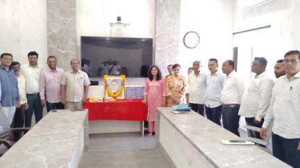 जालना: जिल्हाधिकारी कार्यालयात स्वातंत्र्यवीर विनायक दामोदर सावरकर यांची जयंती साजरी