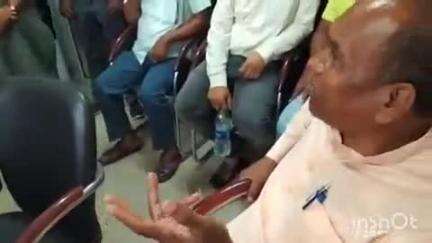 चाईबासा: चाईबासा:पूर्व मुख्यमंत्री मधु कोड़ा ने श्रम अधीक्षक को ज्ञापन सौंपा, कैफेटेरिया मे प्रेसवार्ता कर सरकार पर साधा निशाना
