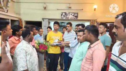 ডায়মন্ডহারবার ২: কলাগাছি সিবিএসসি পরীক্ষায় দশম ছাত্রের হাতে ফুল ও মিষ্টি দিয়ে সংবর্ধনা তৃণমূল কংগ্রেসের