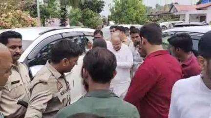 फर्रुखाबाद: नारायण आश्रम में आयोजित कार्यक्रम में BJP प्रदेश अध्यक्ष का जिला पंचायत अध्यक्ष ने भाई के साथ भव्य स्वागत किया