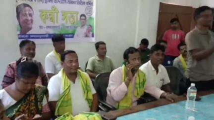 তুফানগঞ্জ ১: অন্দরনফুলবাড়ী বটতলা এলাকায় তৃনমূল যুব কংগ্রেসের তরফে আয়োজিত কর্মি বৈঠক,উপস্থিত জেলা সভাপতি( যুব তৃনমূল)