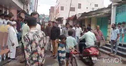 लातूर: लातूरात मोटरसायकली वाहून गेलेला तुफान व्हिडिओ व्हायरल झालेल्या तेलीगल्लीत भाजप नेत्या चाकूरकरनी भेट घेत केली विचारपूस