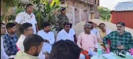 मेराल: विधायक सत्येंद्र नाथ तिवारी ने नेनुआ मोड़ स्थित अपने प्रतिनिधि के घर लोगों की समस्याएँ सुनीं