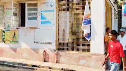 रोहतास: रोहतास थाना क्षेत्र के मुरली पहाड़ी कैंप के पास सड़क हादसे में घायल युवक को सदर अस्पताल सासाराम किया गया रेफर
