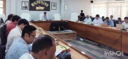 लातेहार: समाहरणालय में उपायुक्त ने जिला ग्रामीण विकास शाखा की योजनाओं की समीक्षा बैठक की