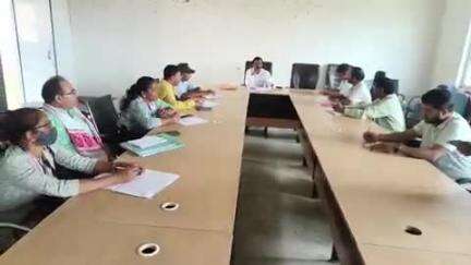 भरनो: प्रखंड कार्यालय सभागार में मनरेगा लोकपाल ने मनरेगा कर्मियों के साथ की बैठक
